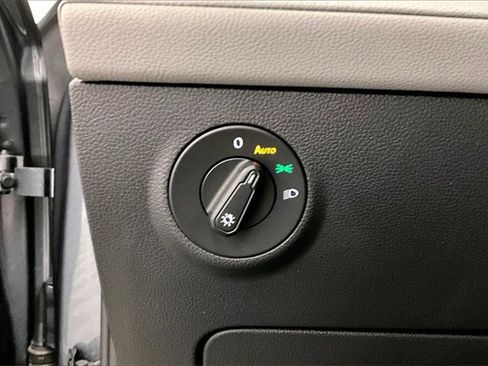 Used 2022 Volkswagen Taos SEL image 27