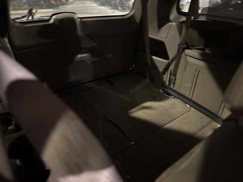 Used 2016 Chrysler Town & Country Touring image 13