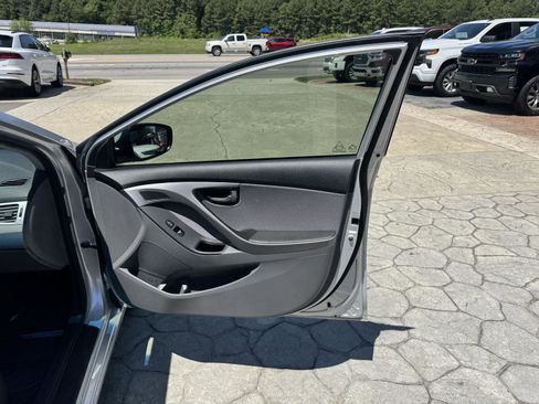 Used 2015 Hyundai Elantra SE w/ Option Group 02 FWD image 16