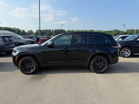Used 2026 Jeep Grand Cherokee Altitude AWD/4WD image 9