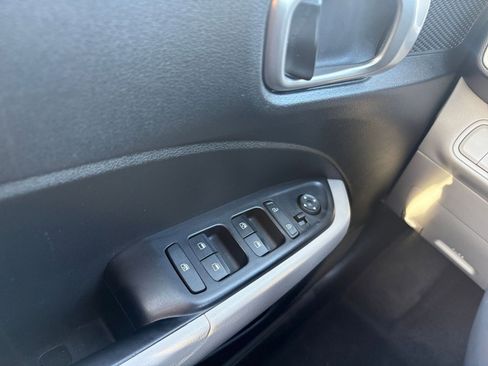 Used 2025 Hyundai Venue SEL image 18