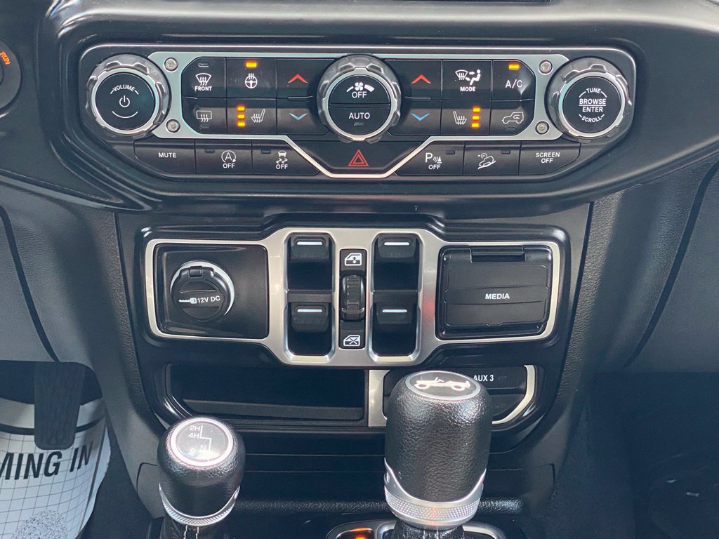 Used 2020 Jeep Wrangler Unlimited Sahara w/ Dual Top Group AWD/4WD image 24