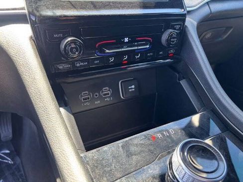 Used 2025 Jeep Grand Cherokee Laredo AWD/4WD image 13