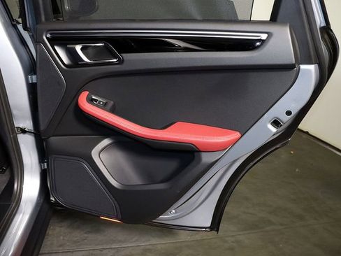 Used 2020 Porsche Macan AWD/4WD image 31