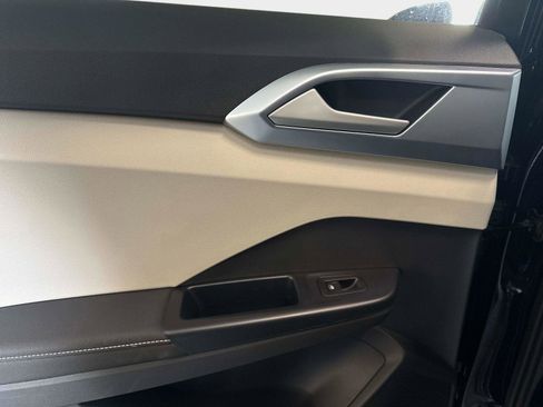 New 2026 Volkswagen Taos SE image 12