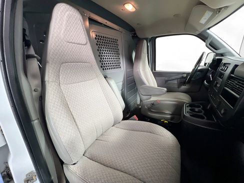 Used 2017 Chevrolet Express 3500 Extended image 19