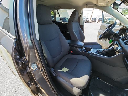Used 2021 Toyota RAV4 LE AWD/4WD image 24