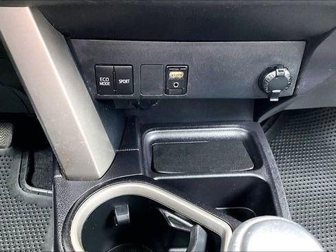 Used 2018 Toyota RAV4 LE w/ Carpet Mat Package image 22