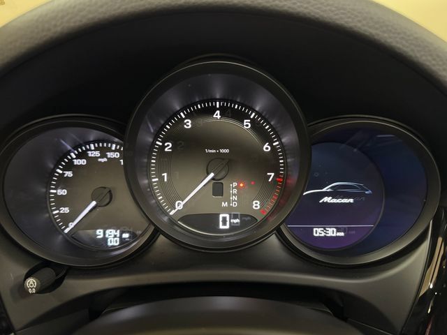 Used 2025 Porsche Macan AWD/4WD image 12