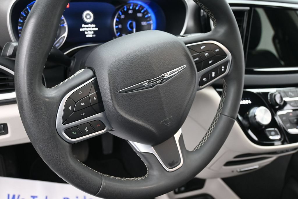 Used 2024 Chrysler Pacifica Touring-L FWD image 14