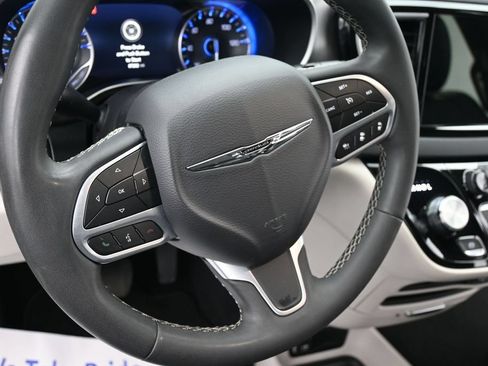 Used 2024 Chrysler Pacifica Touring-L FWD image 14