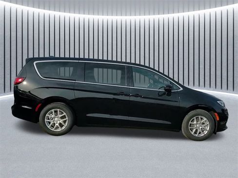 New 2026 Chrysler Pacifica Select image 5