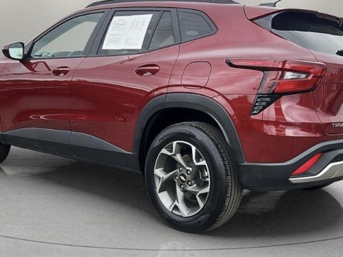 Used 2025 Chevrolet Trax LT w/ LT Convenience Package FWD image 2