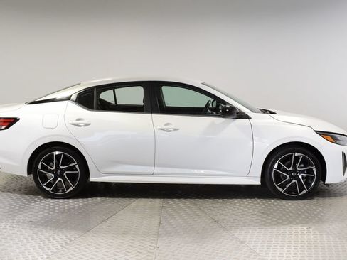 Used 2024 Nissan Sentra SR FWD image 2