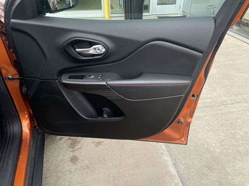 Used 2015 Jeep Cherokee Trailhawk AWD/4WD image 39