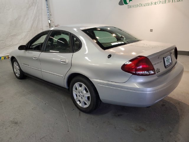 Used 2005 Ford Taurus SE FWD image 4