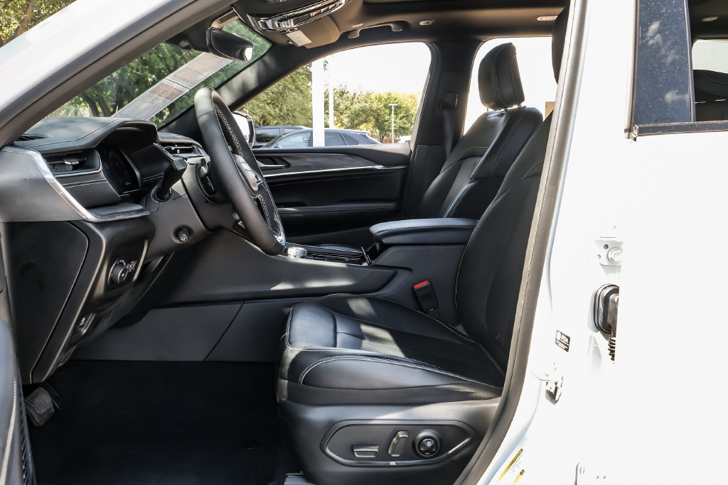 Used 2023 Jeep Grand Cherokee Overland AWD/4WD image 43