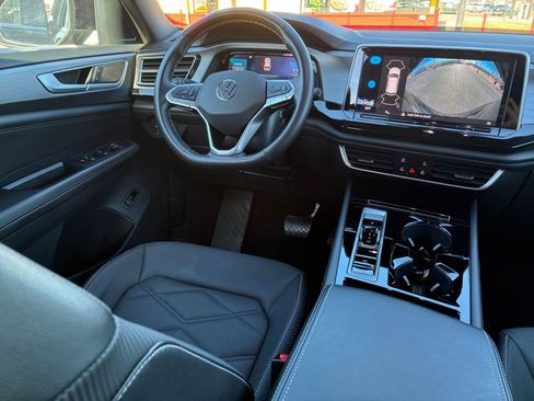 Used 2025 Volkswagen Atlas Cross Sport SE image 32