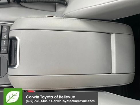 Used 2021 Toyota Highlander XLE AWD/4WD image 15