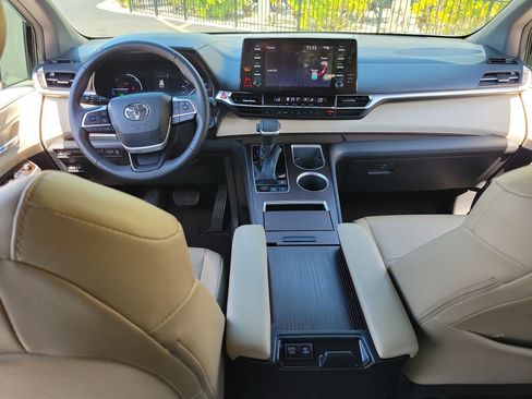 Used 2021 Toyota Sienna XLE image 14