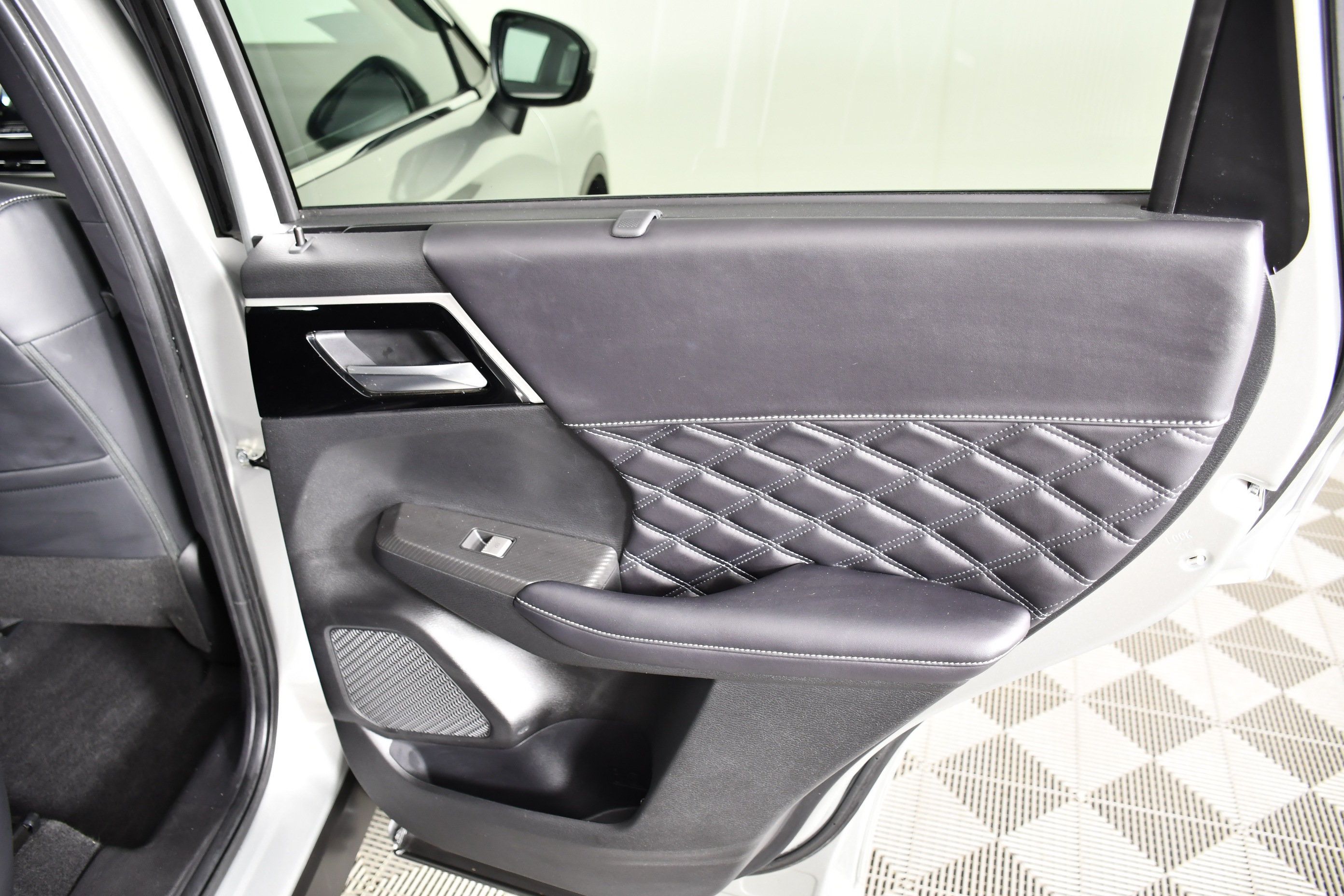 Used 2024 Mitsubishi Outlander SEL AWD/4WD image 40