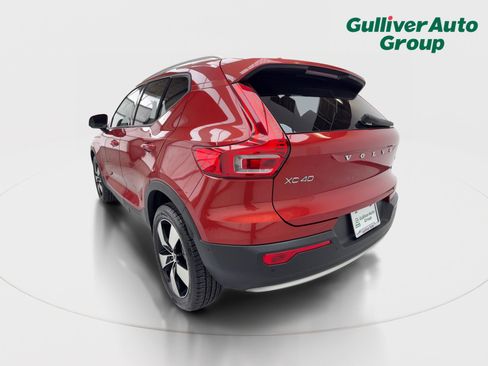 Used 2019 Volvo XC40 T4 Momentum image 5