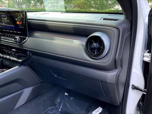 Used 2024 Chevrolet Colorado LT w/ LT Convenience Package image 16