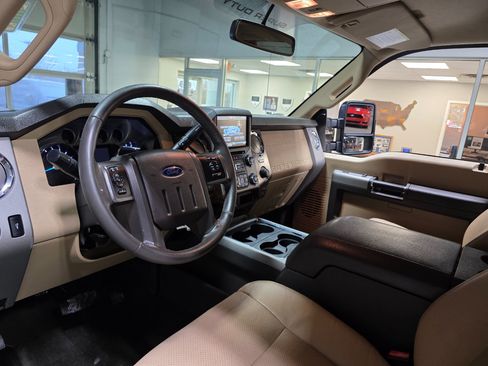 Used 2015 Ford F250 Lariat w/ Lariat Interior Package image 17