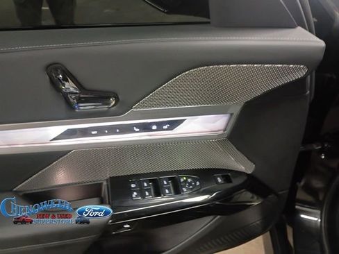 Used 2023 BMW 740i w/ Parking Assistance Package image 8