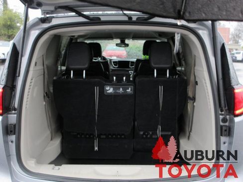 Used 2017 Chrysler Pacifica Touring-L image 7