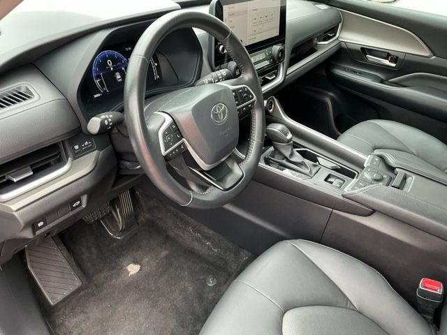 Used 2025 Toyota Grand Highlander AWD image 12