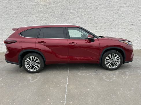 Certified 2025 Toyota Highlander Platinum image 2