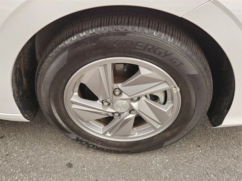 Used 2025 Hyundai Elantra SE image 15