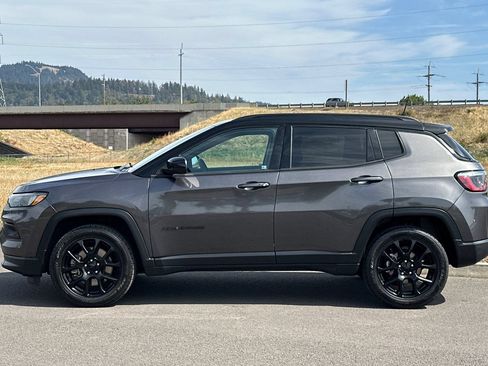 Used 2023 Jeep Compass Latitude w/ Convenience Group AWD/4WD image 6