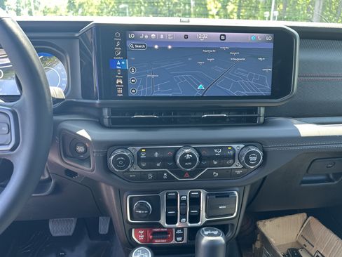 Used 2025 Jeep Wrangler Unlimited Rubicon AWD/4WD image 32
