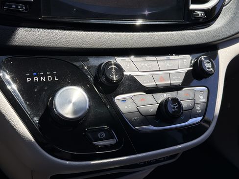 Used 2023 Chrysler Pacifica Touring-L FWD image 21