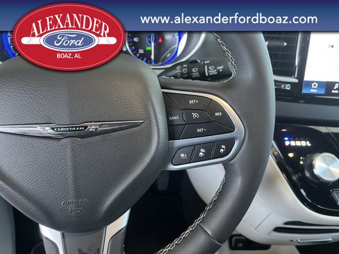 Used 2024 Chrysler Pacifica Touring-L image 28