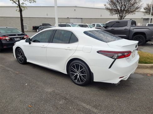 Used 2024 Toyota Camry SE image 4