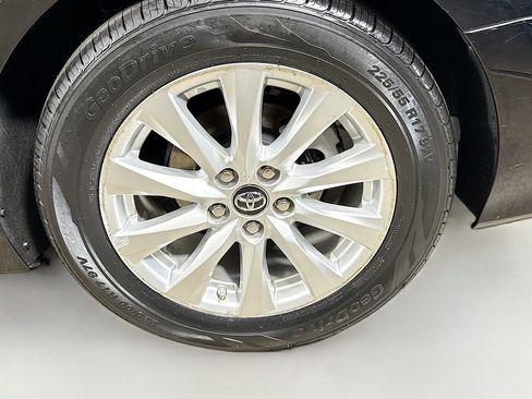 Used 2018 Toyota Camry LE FWD image 9