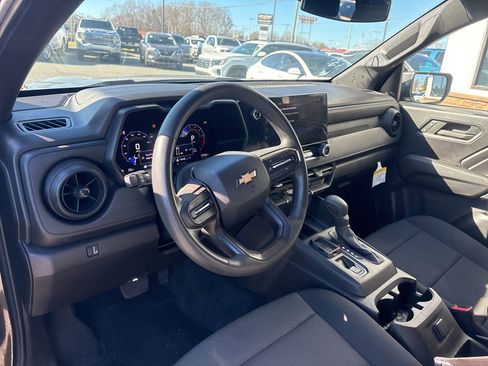 Used 2024 Chevrolet Colorado W/T image 4