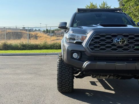 Used 2022 Toyota Tacoma TRD Sport w/ Technology Package AWD/4WD image 4