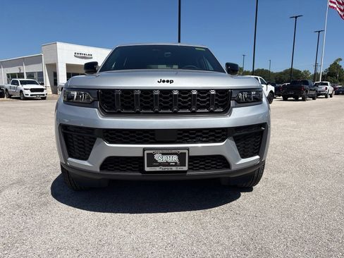 New 2026 Jeep Grand Cherokee Altitude RWD image 9