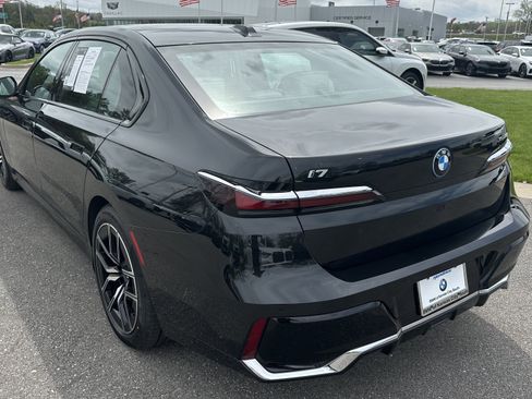 Certified 2025 BMW i7 xDrive60 w/ Premium Package image 8