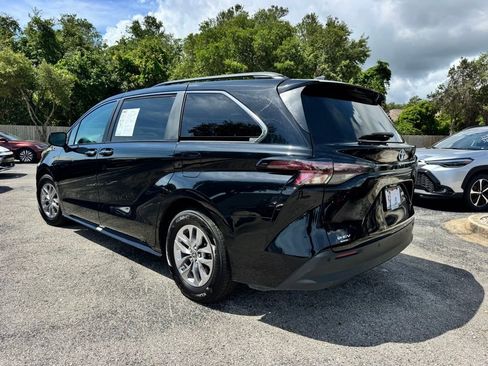 Used 2025 Toyota Sienna XLE FWD image 6