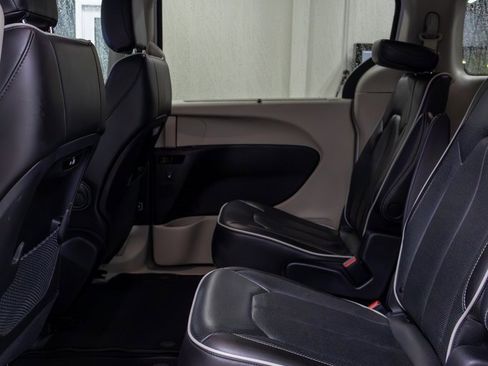 Used 2023 Chrysler Pacifica Limited image 14