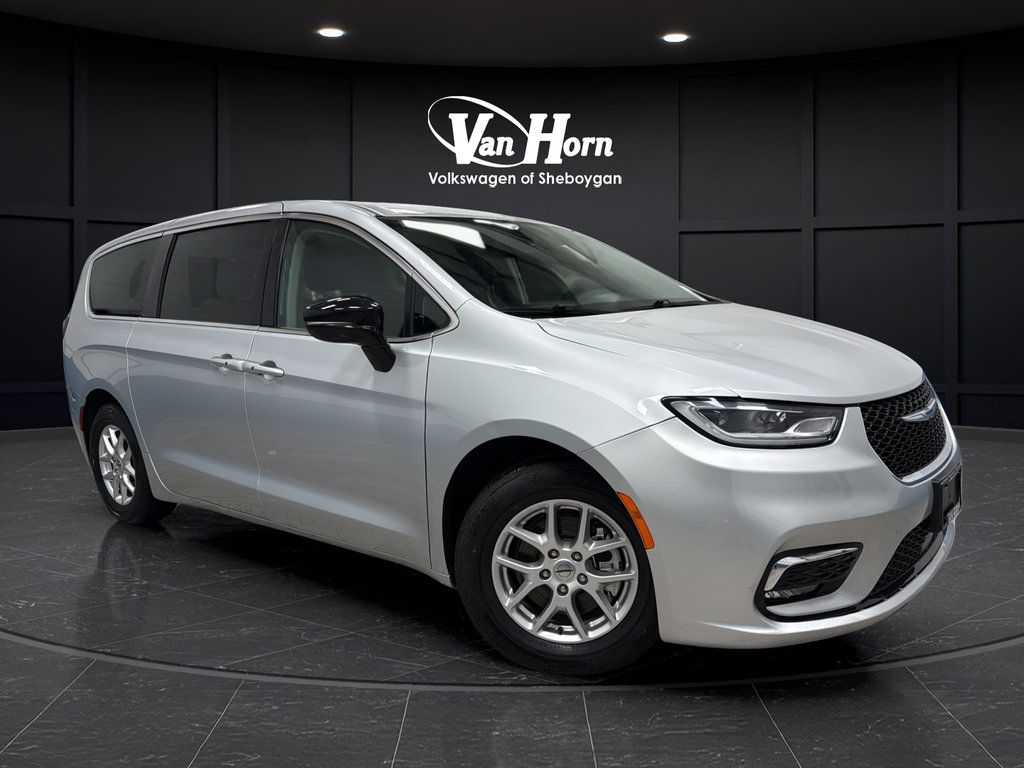 Used 2024 Chrysler Pacifica Touring-L FWD image 1