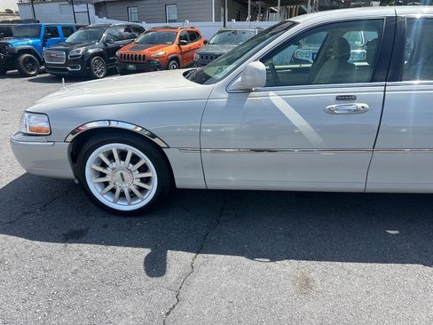 Used 2007 Lincoln Town Car Signature RWD image 13