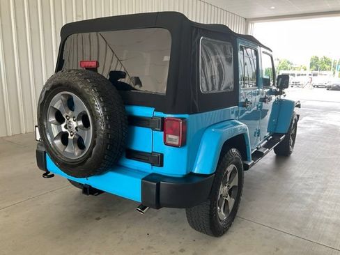 Used 2017 Jeep Wrangler Unlimited Sahara w/ Dual Top Group AWD/4WD image 19