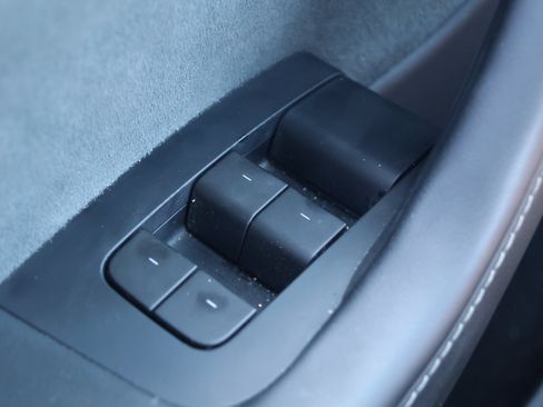 Used 2023 Tesla Model Y AWD image 14