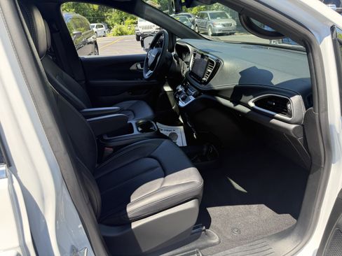 Used 2025 Chrysler Pacifica Select FWD image 12
